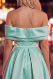 Robe bleue de fin d’année en satin froncée sur les épaules avec perles