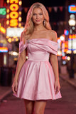 Robe bleue de fin d’année en satin froncée sur les épaules avec perles