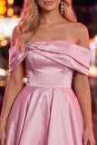 Robe bleue de fin d’année en satin froncée sur les épaules avec perles
