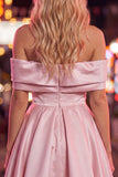 Robe bleue de fin d’année en satin froncée sur les épaules avec perles