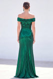 Robe longue de la mère de la mariée en métal sirène vert foncé sur les épaules dénudée, avec fente