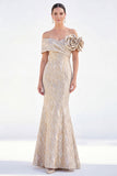 Robe longue de mère de la mariée sirène dorée aux épaules dénudées, avec des fleurs 3D