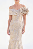 Robe longue de mère de la mariée sirène dorée aux épaules dénudées, avec des fleurs 3D