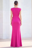 Robe longue de mère de la mariée à col marteleux sirène sirène fûchée et fleurie, manches bonnes.
