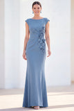 Robe longue de mère de la mariée à col marteleux sirène sirène fûchée et fleurie, manches bonnes.