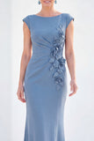 Robe longue de mère de la mariée à col marteleux sirène sirène fûchée et fleurie, manches bonnes.