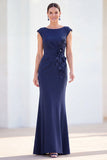 Robe longue de mère de la mariée à col marteleux sirène sirène fûchée et fleurie, manches bonnes.