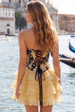 Robe de rentrée à étages fleurie A-line dorée et noire Sweetheart avec dentelle dans le dos