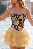 Robe de rentrée à étages fleurie A-line dorée et noire Sweetheart avec dentelle dans le dos