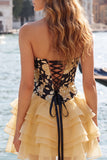 Robe de rentrée à étages fleurie A-line dorée et noire Sweetheart avec dentelle dans le dos