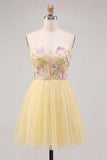 Robe courte de rentrée à la maison brodée fleuri, sans bretelles jaune