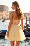 Robe courte de rentrée à la maison brodée fleuri, sans bretelles jaune