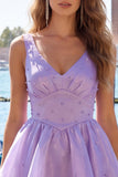 Robe courte de rentrée à la maison Lilas A-Line à décolleté en V à niveaux perlé avec dentelle dans le dos