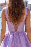 Robe courte de rentrée à la maison Lilas A-Line à décolleté en V à niveaux perlé avec dentelle dans le dos