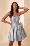 Robe de rentrée A-line en satin vert menthe sans bretelles en dentelle relevée dans le dos, corset de rentrée avec nœud
