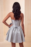 Robe de rentrée A-line en satin vert menthe sans bretelles en dentelle relevée dans le dos, corset de rentrée avec nœud