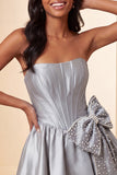 Robe de rentrée A-line en satin vert menthe sans bretelles en dentelle relevée dans le dos, corset de rentrée avec nœud