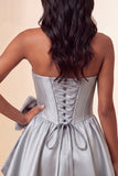 Robe de rentrée A-line en satin vert menthe sans bretelles en dentelle relevée dans le dos, corset de rentrée avec nœud