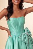 Robe de rentrée A-line en satin vert menthe sans bretelles en dentelle relevée dans le dos, corset de rentrée avec nœud