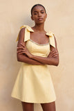Robe de bal de la rentrée jaune clair à bretelles à perles et dentelle dans le dos