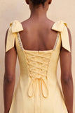 Robe de bal de la rentrée jaune clair à bretelles à perles et dentelle dans le dos