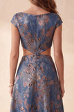 Robe formelle longue à manches longues à découpe fleurie fleurie Jacquard découpée en A, col bateau et manches courtes