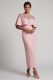 Robe midi midi de la mère de la mariée à col rond sirène bordeaux avec une cape