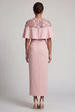 Robe midi midi de la mère de la mariée à col rond sirène bordeaux avec une cape