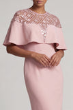 Robe midi midi de la mère de la mariée à col rond sirène bordeaux avec une cape
