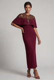 Robe midi midi de la mère de la mariée à col rond sirène bordeaux avec une cape