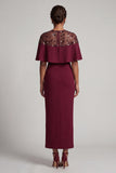 Robe midi midi de la mère de la mariée à col rond sirène bordeaux avec une cape