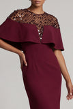 Robe midi midi de la mère de la mariée à col rond sirène bordeaux avec une cape