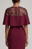 Robe midi midi de la mère de la mariée à col rond sirène bordeaux avec une cape