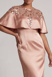 Robe midi midi de la mère de la mariée à col rond sirène bordeaux avec une cape
