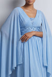 Robe midi Mother Of the Bride en chiffon en chiffon bleu ciel à col en V avec manches de cape