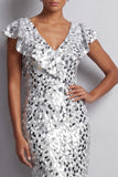 Robe de la mère de la mariée en argent sirène à col en V asymétrique à paillettes midi avec volants