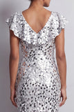 Robe de la mère de la mariée en argent sirène à col en V asymétrique à paillettes midi avec volants
