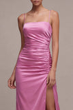 Robe midi à bretelles fines en satin fuchsia avec sirène et fente