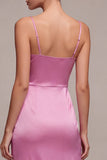 Robe midi à bretelles fines en satin fuchsia avec sirène et fente
