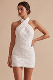 Robe blanche moulante florale à encolure dos-nu, courte pour remise de diplôme