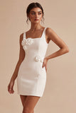 Petite robe blanche bodycon col carré avec des fleurs 3D