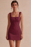 Petite robe blanche bodycon à col carré à volants