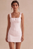 Petite robe blanche bodycon à col carré à volants