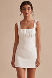 Petite robe blanche bodycon à col carré à volants