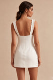 Petite robe blanche bodycon à col carré à volants