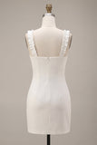 Petite robe blanche bodycon à col carré à volants
