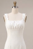 Petite robe blanche bodycon à col carré à volants