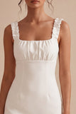 Petite robe blanche bodycon à col carré à volants