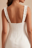 Petite robe blanche bodycon à col carré à volants