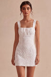 Petite robe blanche bodycon à col carré à volants